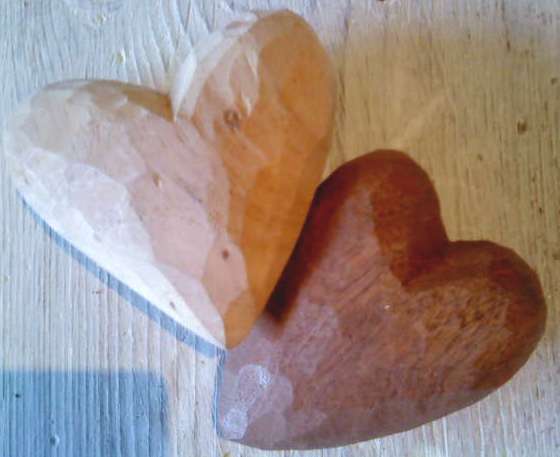 A23 - Special - 40 lovely handcarved wooden hearts - 7cm long