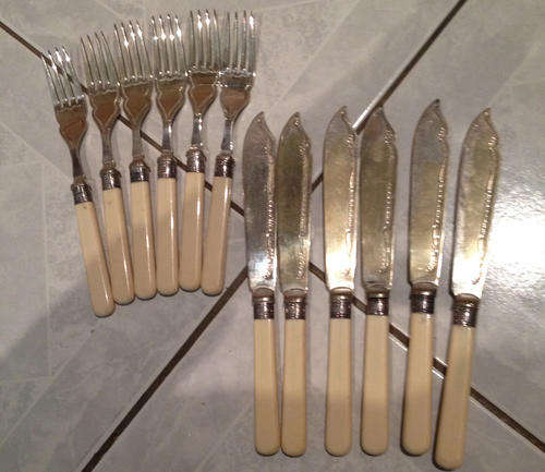 A VINTAGE 12 PIECE, EPNSA / FAUX BONE, FISH CUTLERY SET