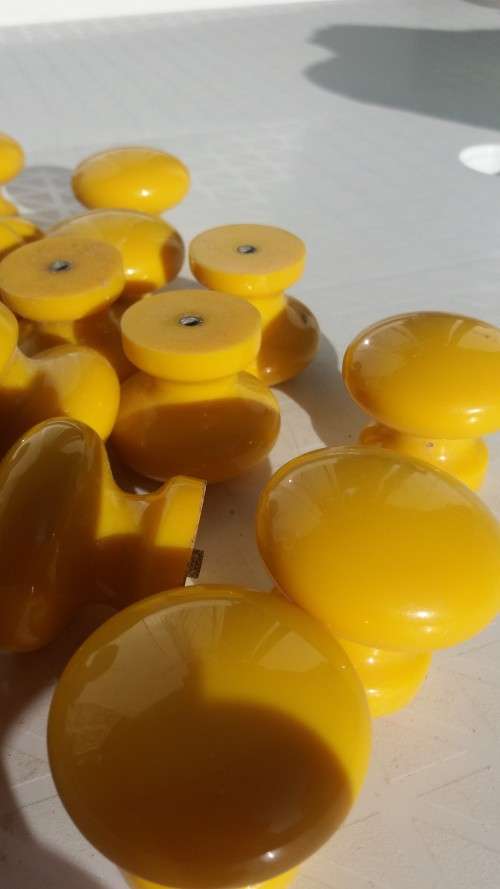 20 retro drawer knobs.  One bid for all.