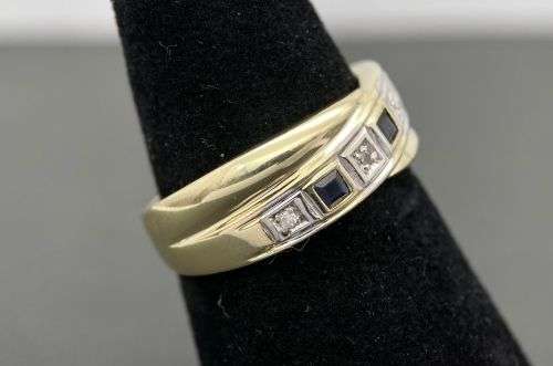 Beautiful Sapphire and diamond ladies ring