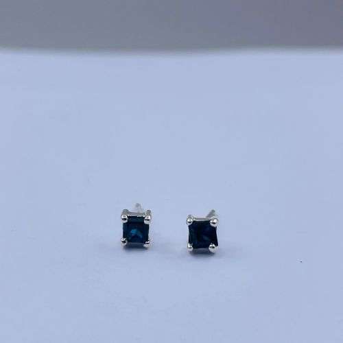 Beautiful 0.40CT Princess Cut Sapphire Earrings!