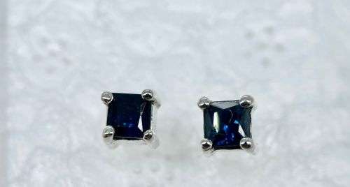 Beautiful 0.40CT Princess Cut Sapphire Earrings!