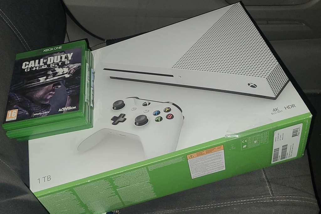 Xbox One S 1tb In Box Controller and Game