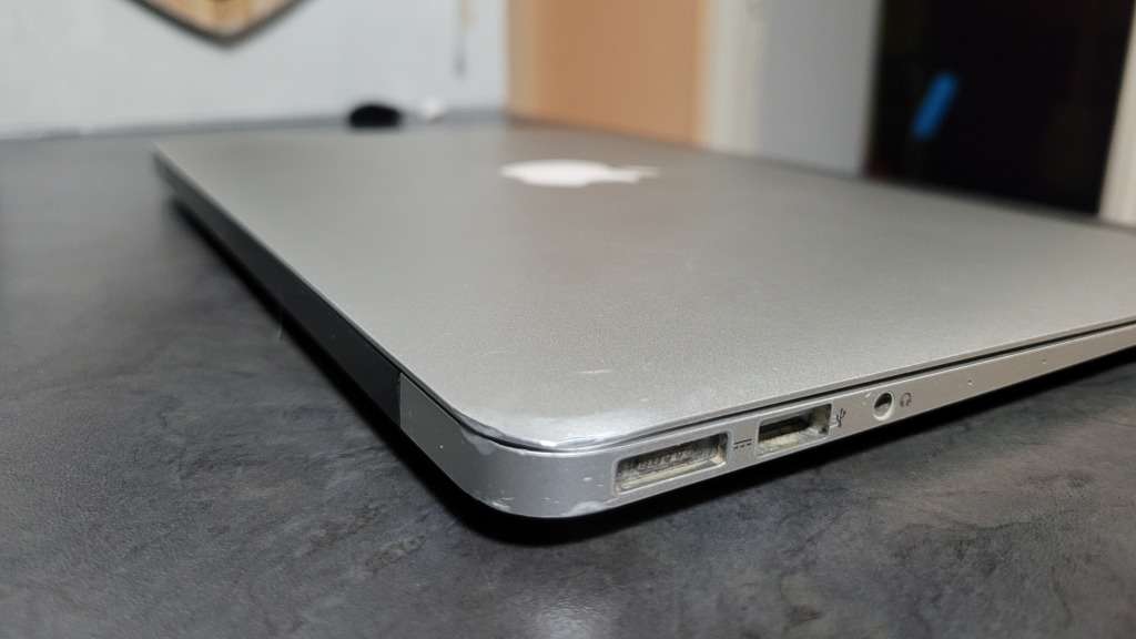 Apple MacBook Air 11.6-inch | Core i5 1.4GHz | 4GB RAM | 128GB SSD FLASH