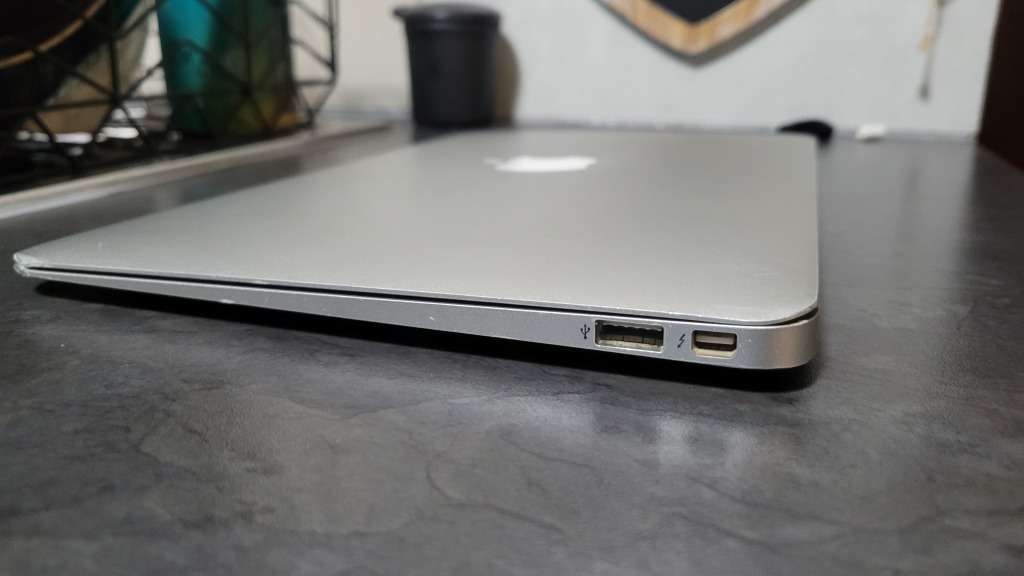 Apple MacBook Air 11.6-inch | Core i5 1.4GHz | 4GB RAM | 128GB SSD FLASH