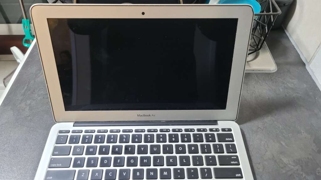 Apple MacBook Air 11.6-inch | Core i5 1.4GHz | 4GB RAM | 128GB SSD FLASH