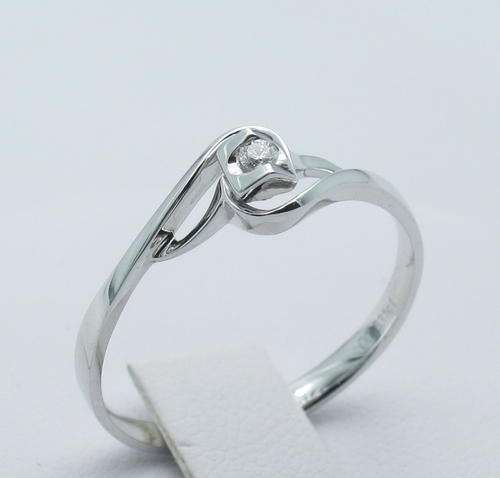 18 K WHITE GOLD AND DIAMOND ENGAGEMENT RING