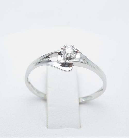 18 K WHITE GOLD AND DIAMOND ENGAGEMENT RING