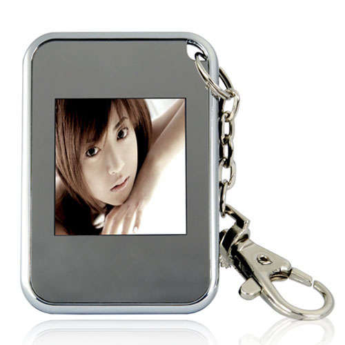 DIGITAL PHOTO FRAME ON A KEY CHAIN