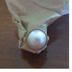Stunning Mother of Pearl Ring 9 K Gold Size 6