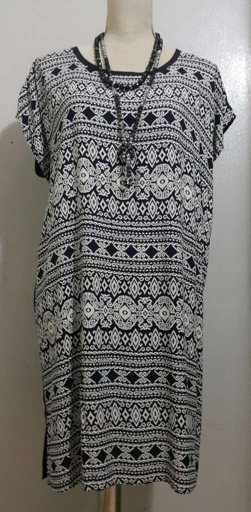 SHIFT DRESS size 40-42 / ETHNIC PRINT / two tone contrast dress for figure slimming effect