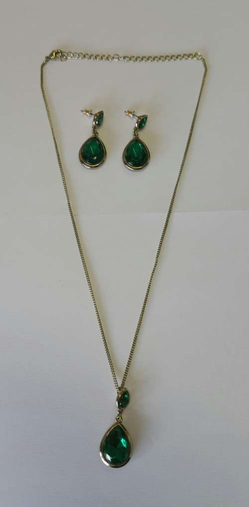 Green diamante earrings & necklace pendant set