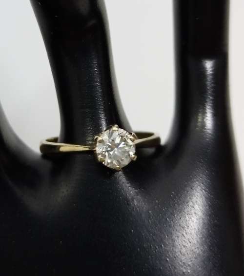 Solitare Diamond Ring 0.75 carrot diamond with Gold Band