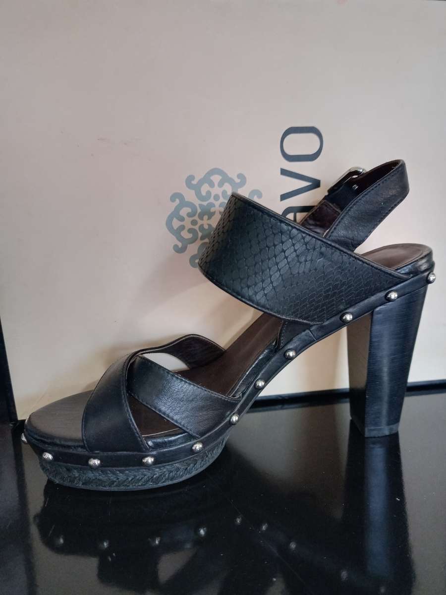 LADIES SHOES / CRAVO DESIGNER HEELS size 4 / Black leather + studs