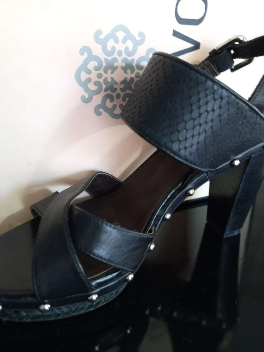 LADIES SHOES / CRAVO DESIGNER HEELS size 4 / Black leather + studs