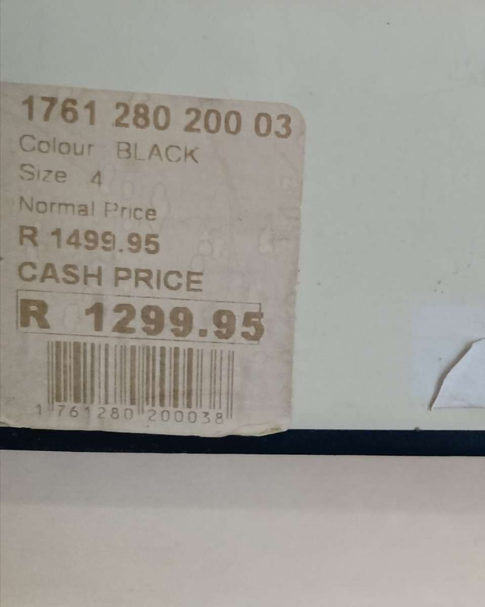 LADIES SHOES / CRAVO DESIGNER HEELS size 4 / Black leather + studs