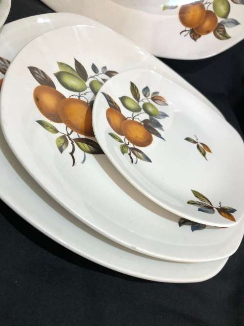 Midwinter dinner service (PORC932)