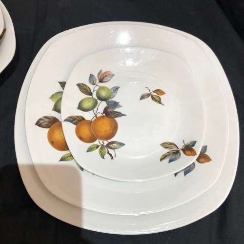 Midwinter dinner service (PORC932)