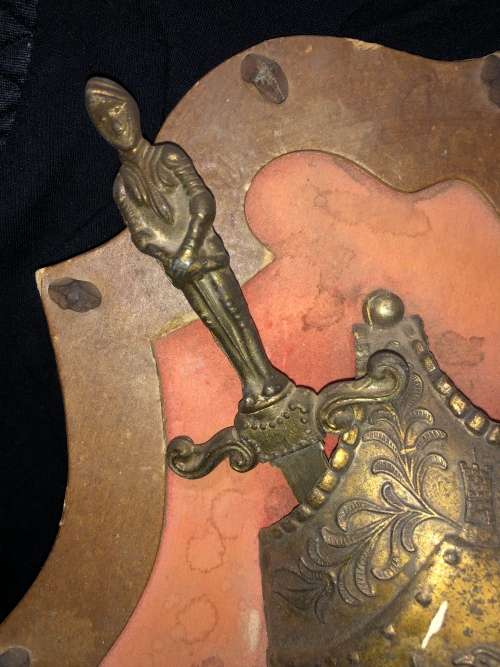 Crest double eagle swords brass/wood