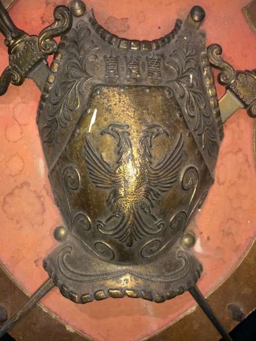 Crest double eagle swords brass/wood