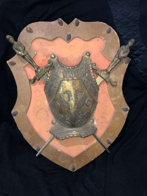 Crest double eagle swords brass/wood