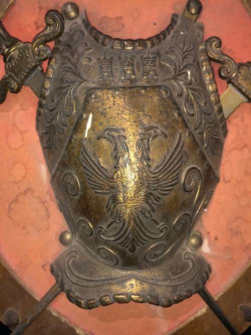 Crest double eagle swords brass/wood