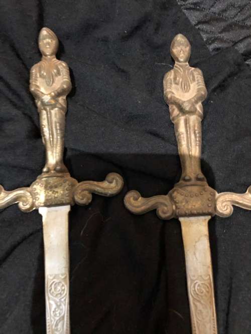 Crest double eagle swords brass/wood