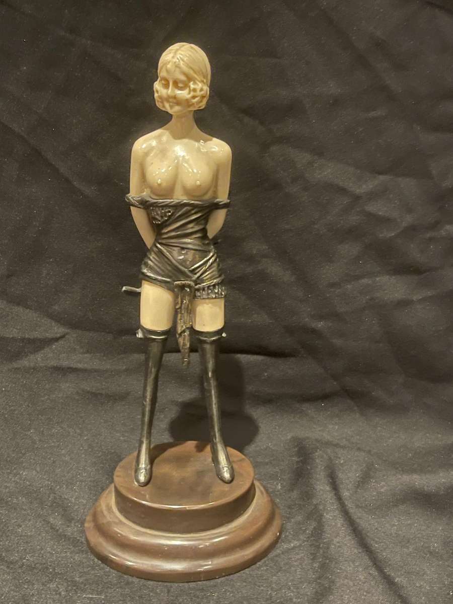 Figurine dominatrix