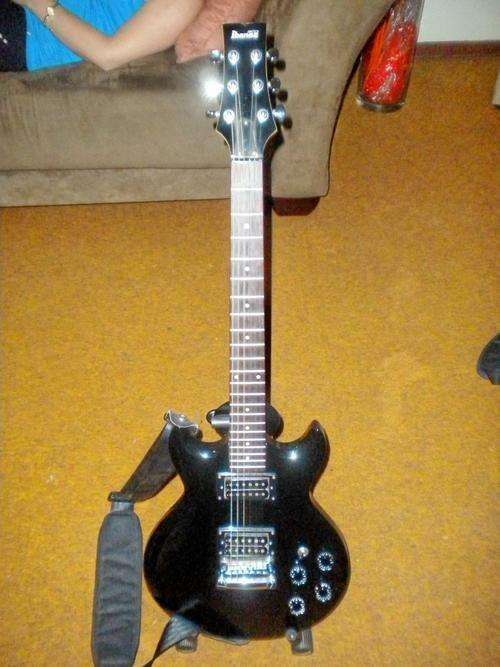 IBANEZ GIO ELECTRIC GUITAR WITH ALL THE TRIMMINGS