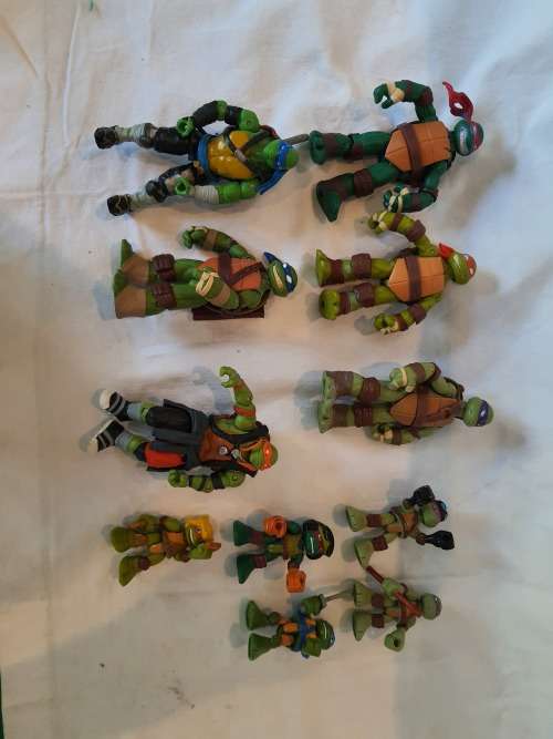 COLLECTION OF NINJA TURTLE CHARACTERS TOYS