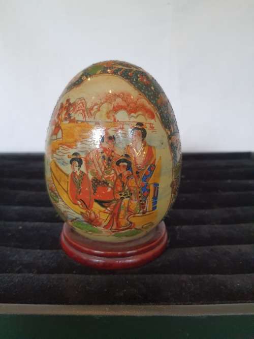 MEDIUM SIZE VINTAGE SATSUMA HAND PAINTED EGG MADE OF JAPANESE PORCELAIN