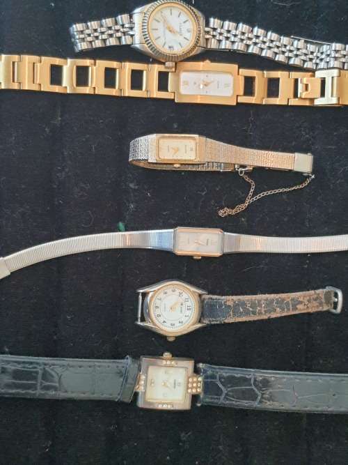 VINTAGE LADIES WATCHES JOBLOT ALL NEEDS BATTERIES AND A SERVICE