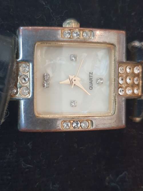 VINTAGE LADIES WATCHES JOBLOT ALL NEEDS BATTERIES AND A SERVICE