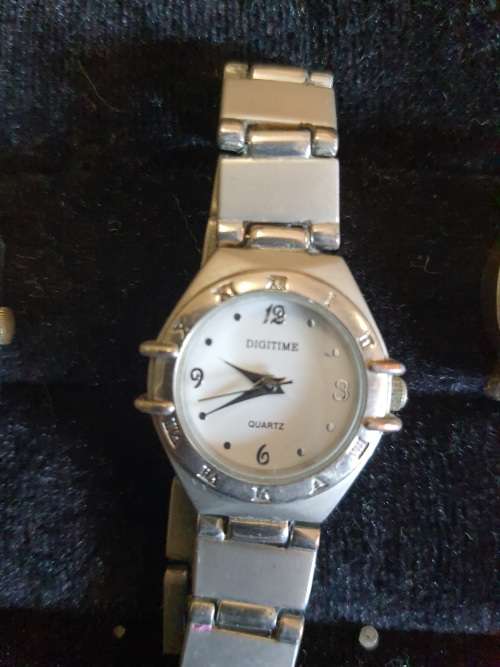 A JOBLOT VINTAGE WOMANS WATCHES