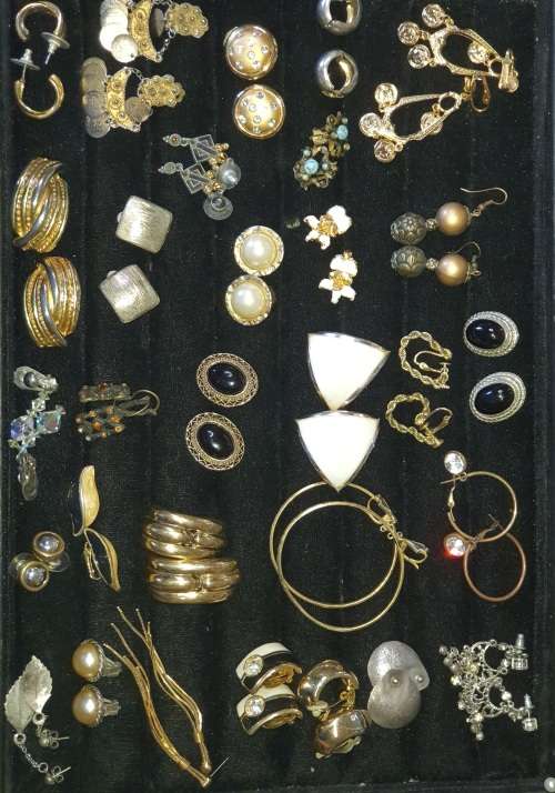 A COLLECTION OF VINTAGE EARRINGS FOR WOMAN SOLD AS IS