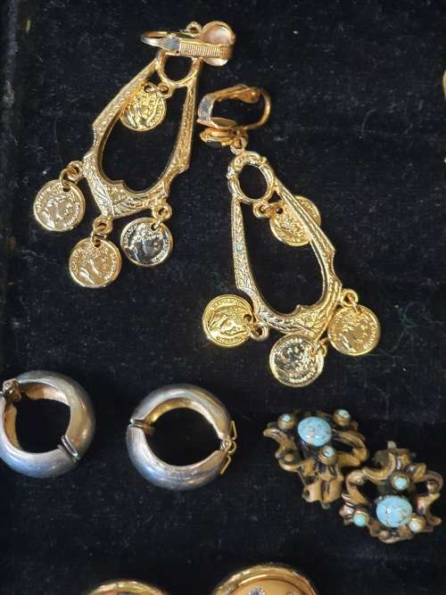 A COLLECTION OF VINTAGE EARRINGS FOR WOMAN SOLD AS IS