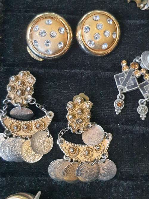 A COLLECTION OF VINTAGE EARRINGS FOR WOMAN SOLD AS IS