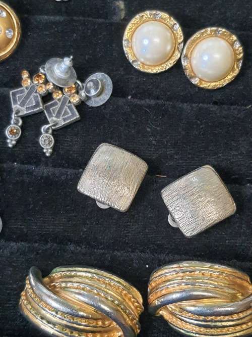 A COLLECTION OF VINTAGE EARRINGS FOR WOMAN SOLD AS IS
