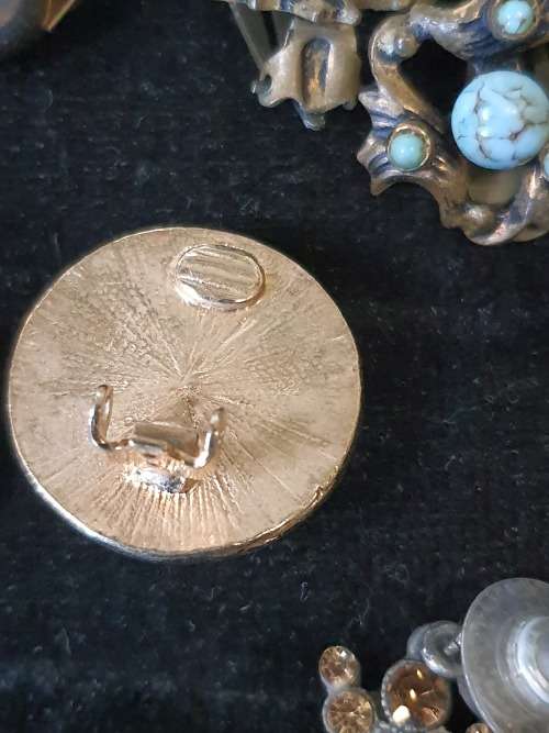 A COLLECTION OF VINTAGE EARRINGS FOR WOMAN SOLD AS IS