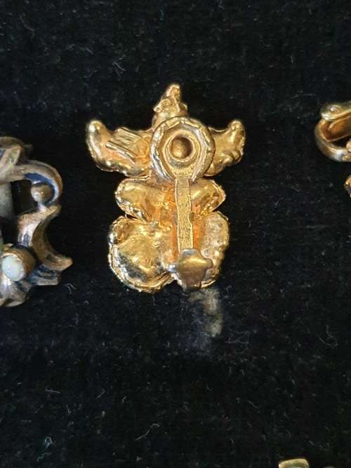 A COLLECTION OF VINTAGE EARRINGS FOR WOMAN SOLD AS IS