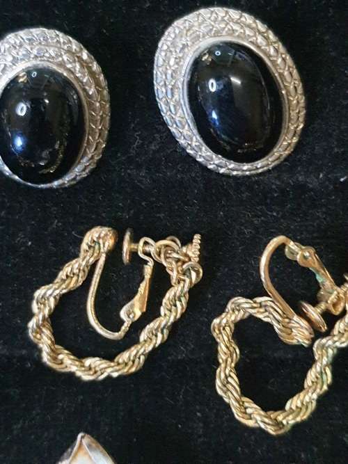 A COLLECTION OF VINTAGE EARRINGS FOR WOMAN SOLD AS IS