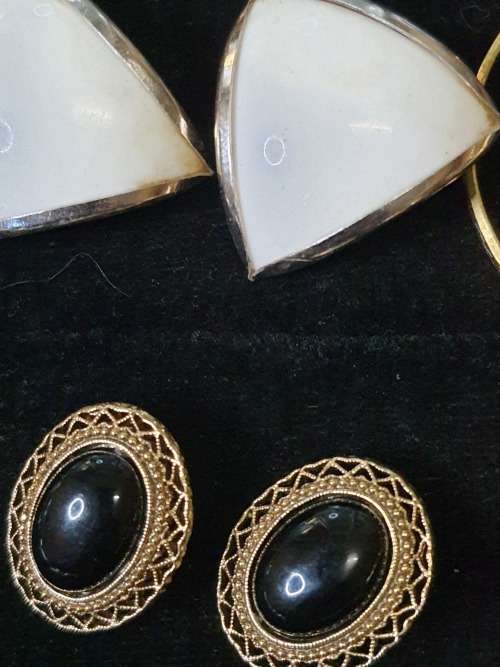 A COLLECTION OF VINTAGE EARRINGS FOR WOMAN SOLD AS IS