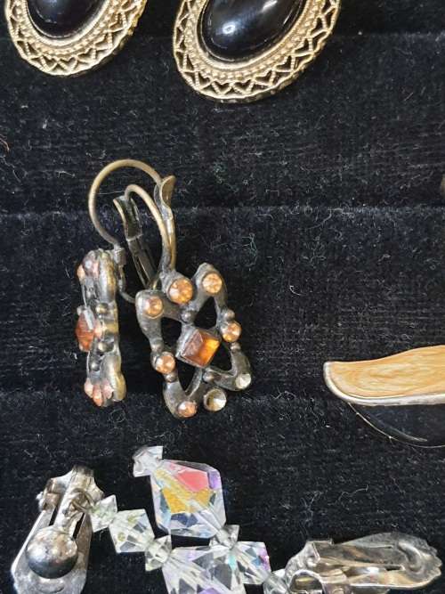 A COLLECTION OF VINTAGE EARRINGS FOR WOMAN SOLD AS IS