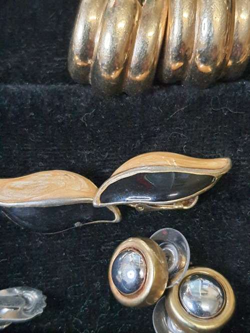 A COLLECTION OF VINTAGE EARRINGS FOR WOMAN SOLD AS IS