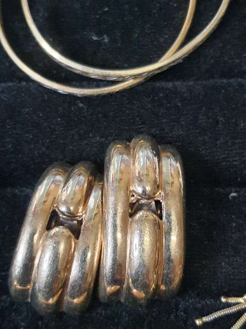 A COLLECTION OF VINTAGE EARRINGS FOR WOMAN SOLD AS IS