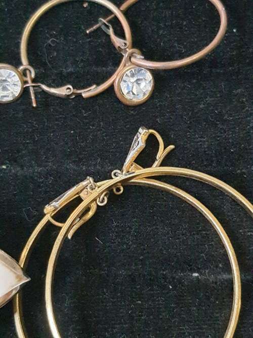 A COLLECTION OF VINTAGE EARRINGS FOR WOMAN SOLD AS IS