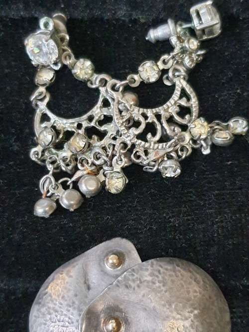 A COLLECTION OF VINTAGE EARRINGS FOR WOMAN SOLD AS IS