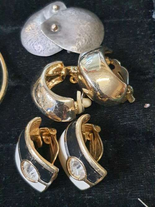 A COLLECTION OF VINTAGE EARRINGS FOR WOMAN SOLD AS IS