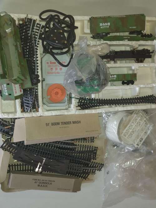 A VINTAGE MODEL TOY TRAIN SET SOLD AS IS, NOT SURE IF IT IS COMPLETE