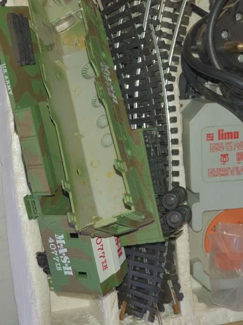 A VINTAGE MODEL TOY TRAIN SET SOLD AS IS, NOT SURE IF IT IS COMPLETE